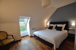 4 bedrooms, desk, iron/ironing board, travel cot