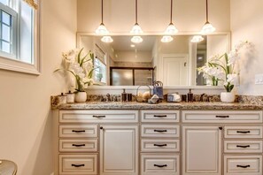 Interior - Escape To Marathon in Large 4BR 3BA Canal Front Home Sleep 10 with Heated Pool (Marathon)