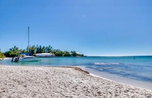 Beach nearby, sun-loungers, beach towels - Escape To Marathon in Large 4BR 3BA Canal Front Home Sleep 10 with Heated Pool (Marathon)