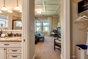 4 bedrooms, iron/ironing board, travel cot, free WiFi - Escape To Marathon in Large 4BR 3BA Canal Front Home Sleep 10 with Heated Pool (Marathon)