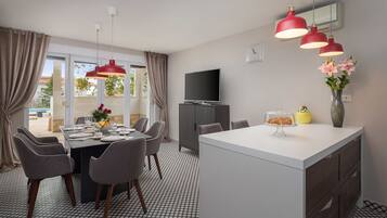 تناول الطعام داخل الغرفة