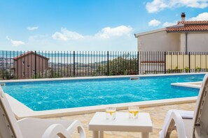 Seasonal outdoor pool - Vacation house MATER (Split)