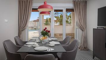 Deluxe House, Multiple Beds, Courtyard View | In-room dining