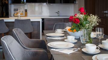 تناول الطعام داخل الغرفة