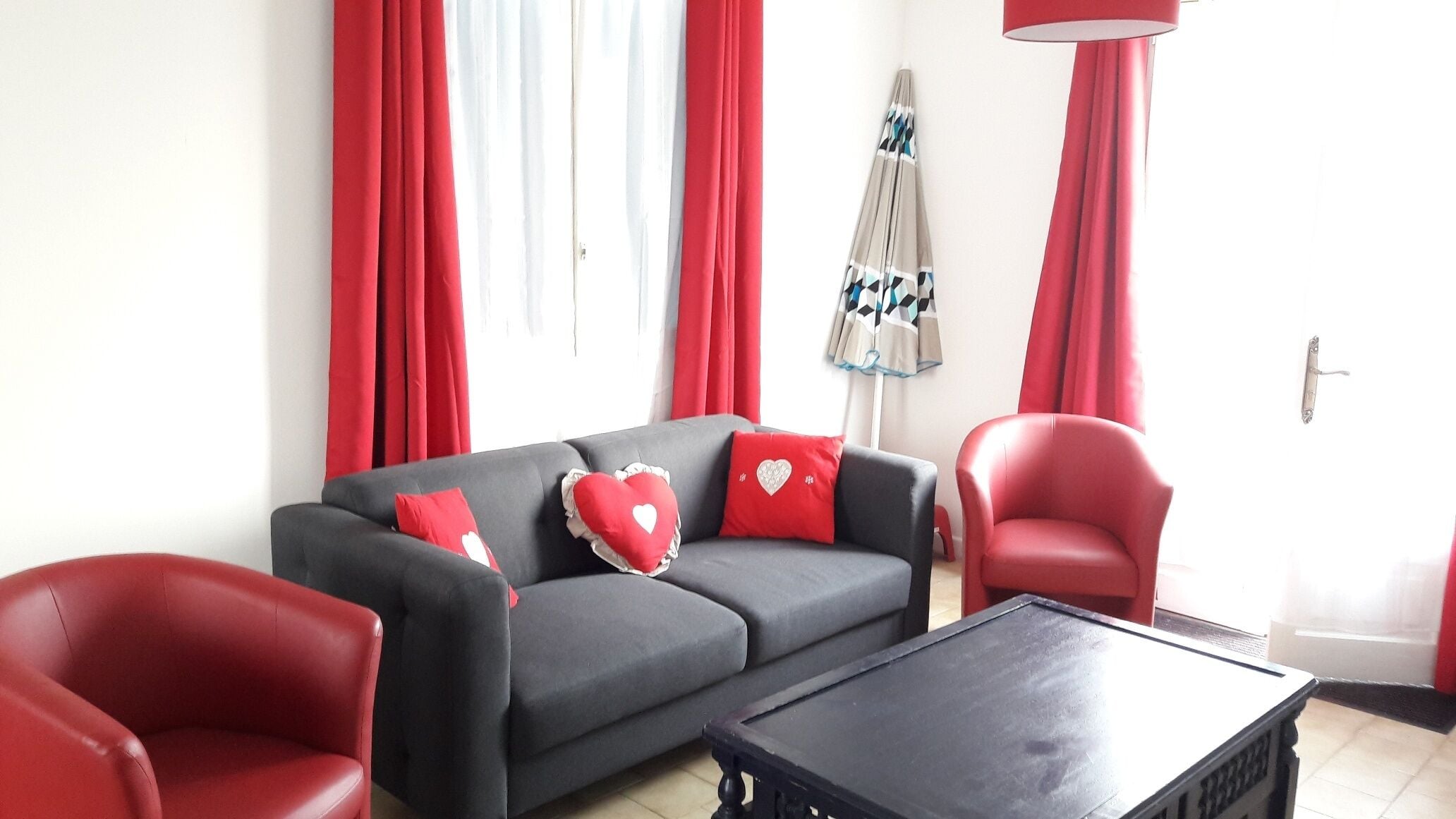 TV connectée, lecteur de DVD, baby-foot, table de tennis de table