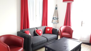 Smart TV, DVD player, table football, ping pong