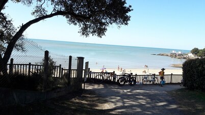 VILLA F4 (100m2) balcony, beach 300m, swimming pool, WIFI billiards table soccer