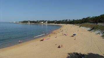 Plage à proximité, chaises longues