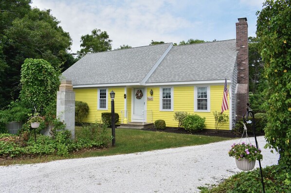 Exterior - Charming, well appointed home has hardwood floors and ceiling fans throughout (West Harwich)