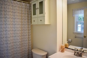 Combined shower/bathtub, hair dryer, towels - Charming, well appointed home has hardwood floors and ceiling fans throughout (West Harwich)