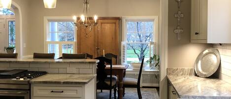 Mikrobølgeovn, opvaskemaskine, kaffe-/temaskine