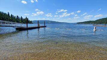 Beach nearby, sun-loungers, beach towels