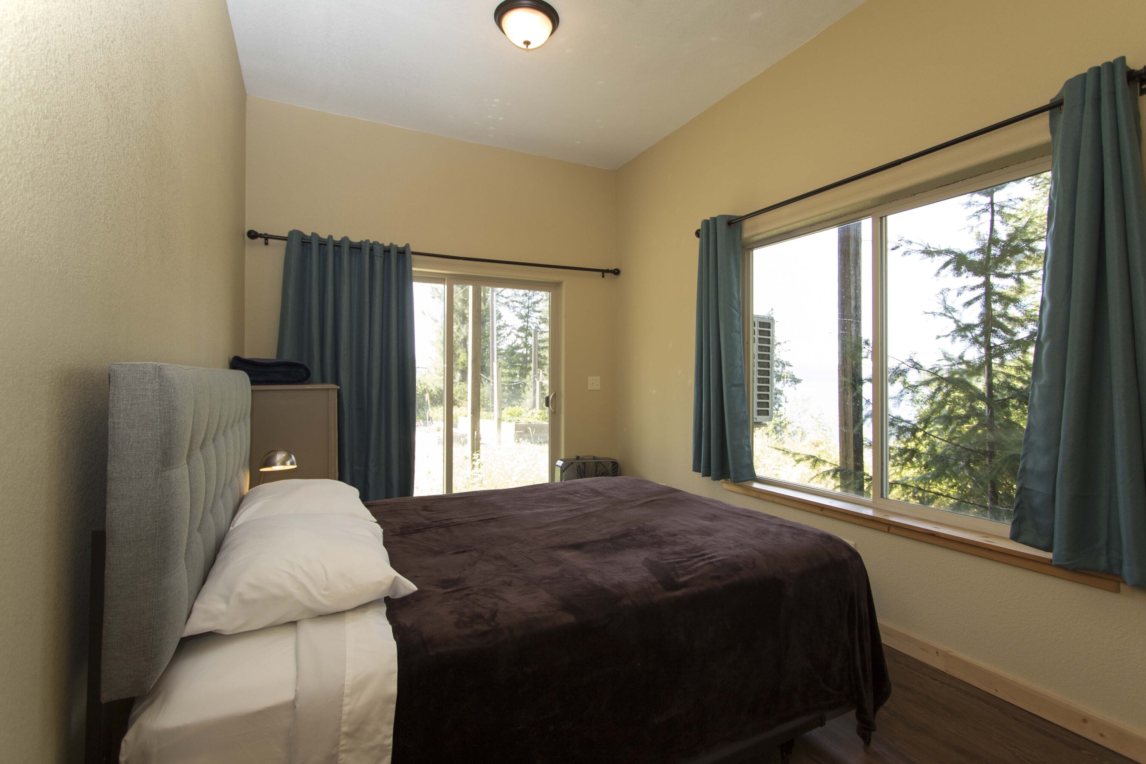 3 bedrooms, memory-foam beds, desk, free WiFi