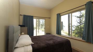 3 bedrooms, memory-foam beds, desk, free WiFi