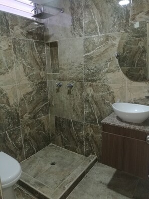 Jabón, shampoo, papel de baño 