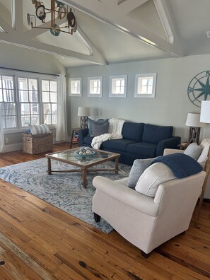 Een televisie en een open haard