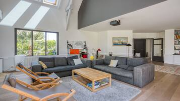 Televisie, een open haard, een dvd-speler en een stereo