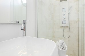Dreibettzimmer, mit Bad (Camera 3) | Badezimmer