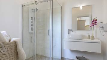 Habitación con 1 cama doble o 2 individuales, baño privado (Camera 2) | Baño | Ducha y cabezal de ducha tipo lluvia