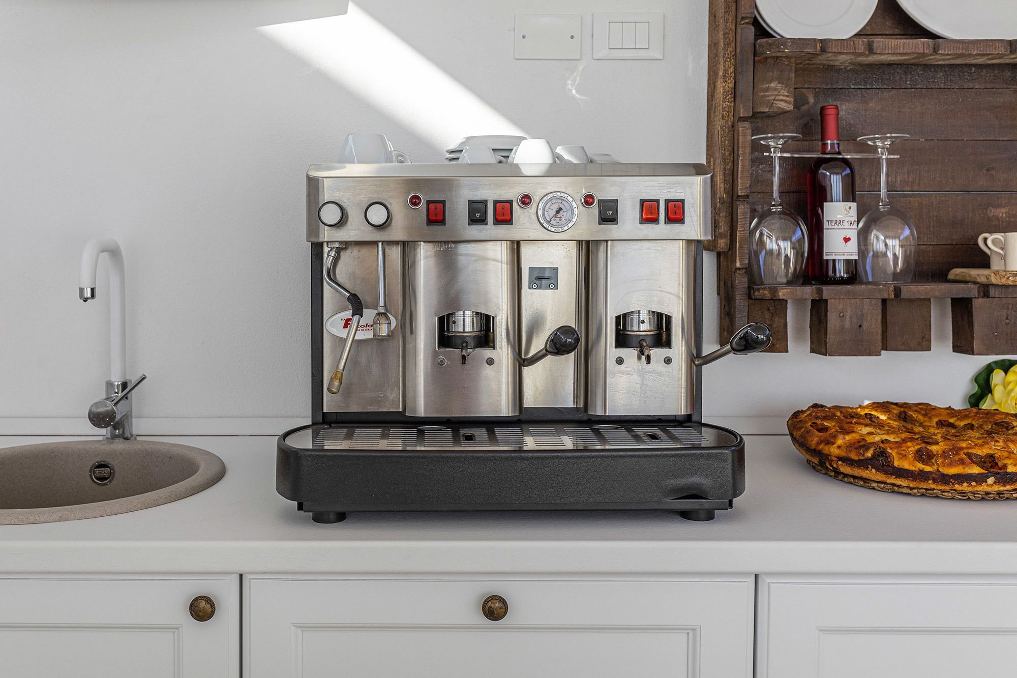 Macchina da caffè espresso professionale con erogatore d'acqua, lancia vapore e numerosi pulsanti di controllo.