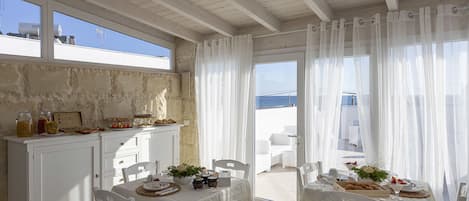 Free daily buffet breakfast