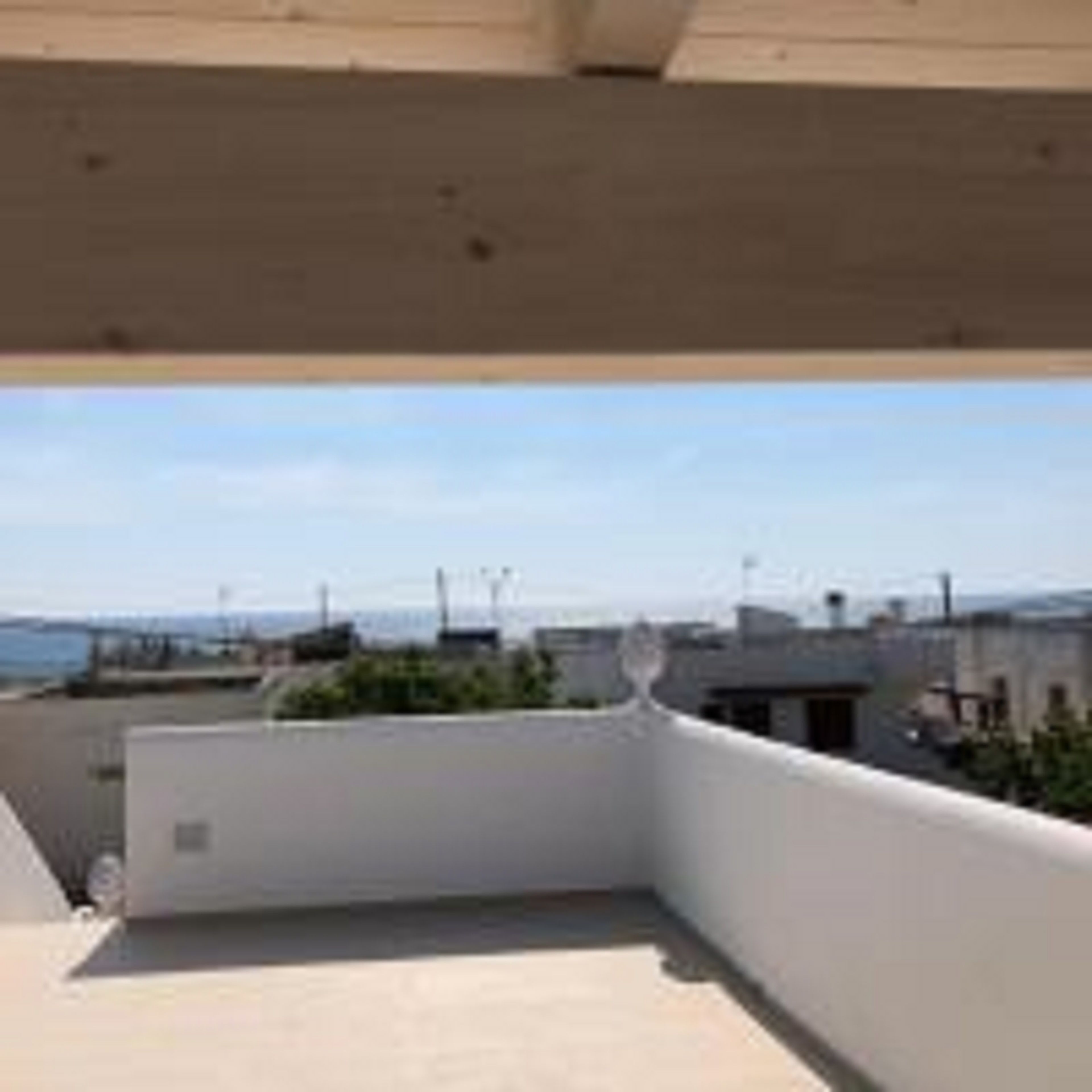 Una terraza en la azotea con vistas despejadas del horizonte de la ciudad.