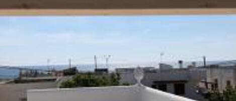 Una terraza en la azotea con vistas despejadas del horizonte de la ciudad.