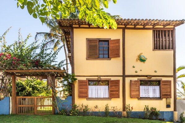 Front of property - Em condomínio fechado com segurança: Vila do Outeiro (Porto Seguro)