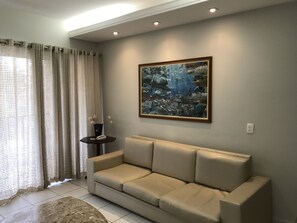 Smart TV, pebolim, mesa de pingue-pongue, aparelho de som