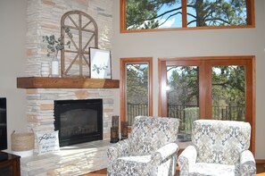 Fernseher, Kamin, DVD-Player, Tischtennisplatte