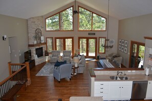 TV, fireplace, DVD player, ping pong - Rally Sturgis For Rent - Beautiful mountain getaway (Spearfish)