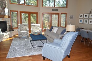 TV, fireplace, DVD player, ping pong - Rally Sturgis For Rent - Beautiful mountain getaway (Spearfish)