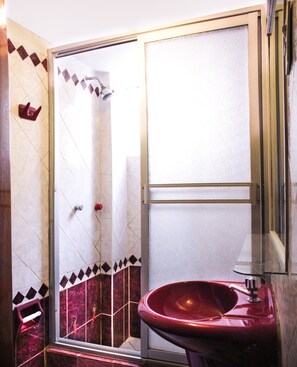 Standard Twin Room, Multiple Beds | Bathroom - Hotel Margarita (Puno)