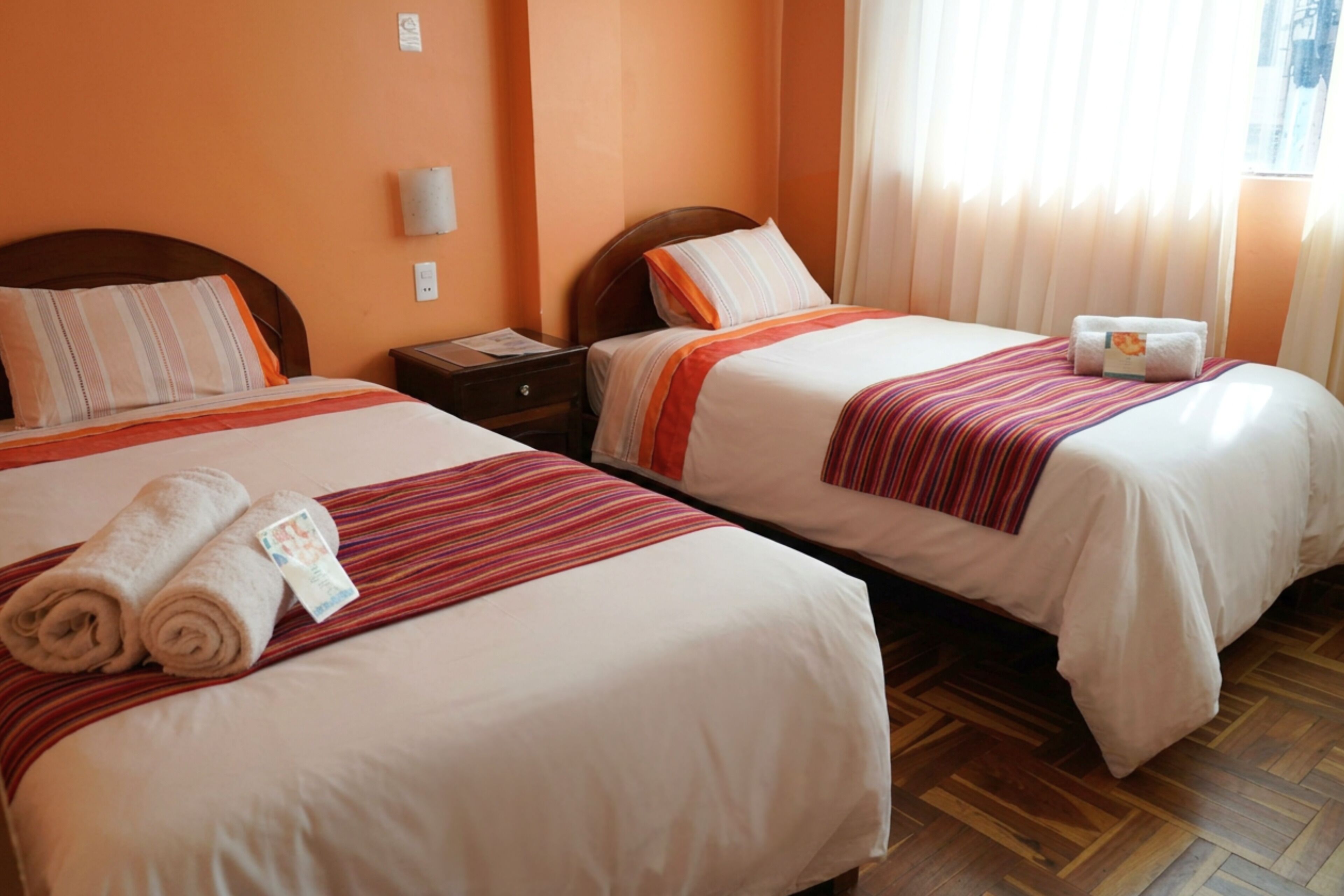 Habitación estándar con 2 camas individuales, varias camas | Cortinas opacas, sistema de insonorización, wifi gratis