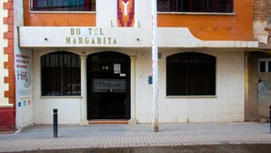 A hotel facade with the name "HO TEL MARGARITA" above the entrance. - Hotel Margarita (Puno)