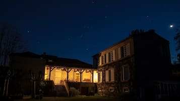 Bagian depan properti - sore/malam