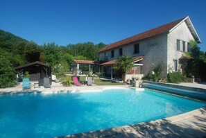 Una piscina al aire libre