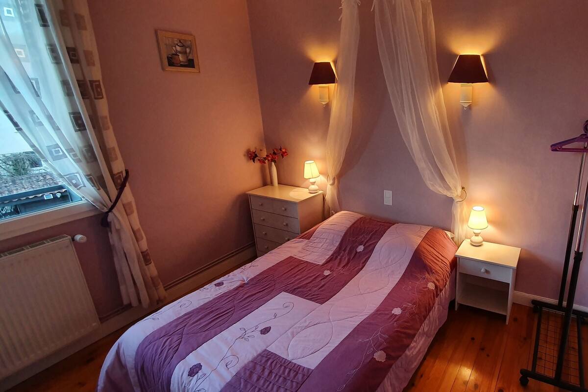 Decoración personalizada, muebles diferentes y wifi gratis