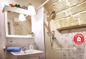 Douche, articles de toilette écologiques, sèche-cheveux, bidet