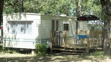 Classic Mobile Home | Blackout curtains, cots/infant beds, rollaway beds