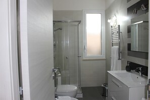 Deluxe Double Room, Balcony, Sea View (Private External Bathroom) | Bathroom | Shower, hair dryer, bidet, towels - B&B Al Porticciolo (Marsala)
