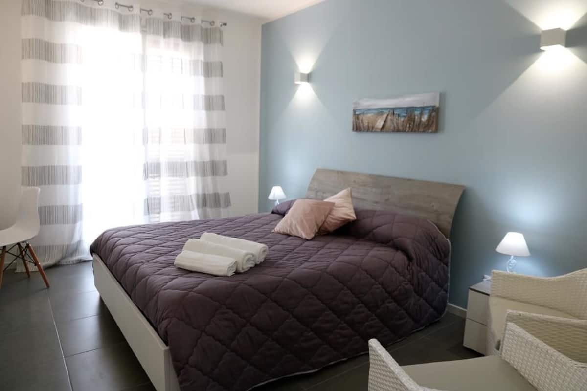 Habitación doble Deluxe, balcón, vista al mar (Private External Bathroom) | 2 habitaciones, minibar, escritorio y insonorización