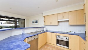 Fridge, microwave, oven, stovetop - Close to Little Beach and Shoal Bay Beach (Nelson Bay)