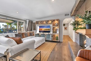 TV - HGTV Style Coastal Retreat! Close to Legoland, Zoo, Beaches and More! (San Diego,)