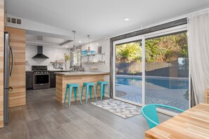 Fridge, microwave, oven, stovetop - HGTV Style Coastal Retreat! Close to Legoland, Zoo, Beaches and More! (San Diego,)