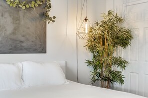 4 habitaciones, tabla de planchar con plancha, wifi y ropa de cama 