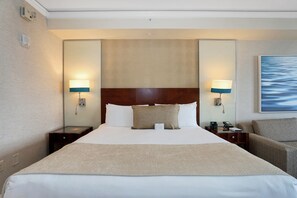 Studiosvit Junior - 1 kingsize-säng med bäddsoffa - pentry | Duntäcken, värdeförvaringsskåp på rummet och skrivbord