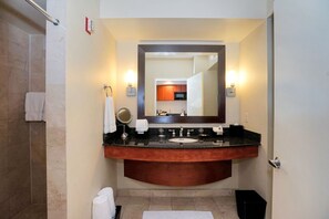 Studiosvit Junior - 1 kingsize-säng med bäddsoffa - pentry | Badrum | Badkar och dusch, djupt badkar, hårtork och handdukar