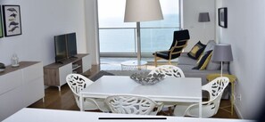 Apartment, 1 Schlafzimmer, Meerblick | Wohnbereich | Flachbildfernseher