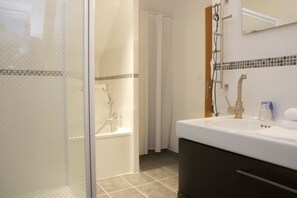 Standard-Zweibettzimmer, Nichtraucher | Badezimmer | Haartrockner, Handtücher, Seife, Shampoo